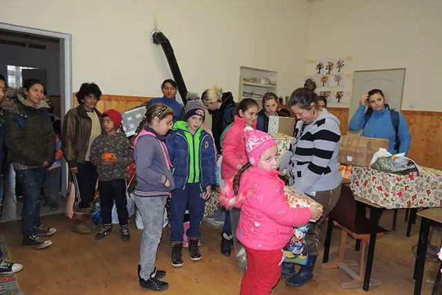 copiii cu cadouri in maini